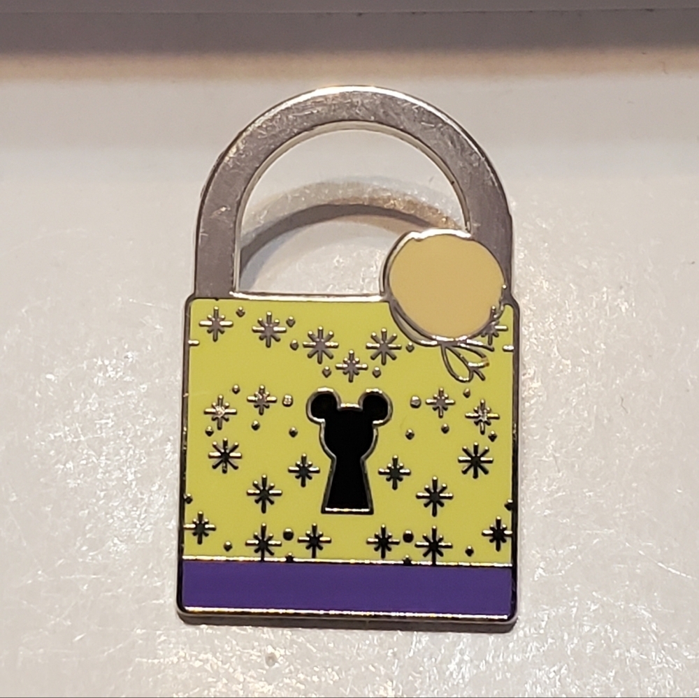 Disney Pin Trading Tinkerbell Character Pad Lock Limited Release Collection Pin